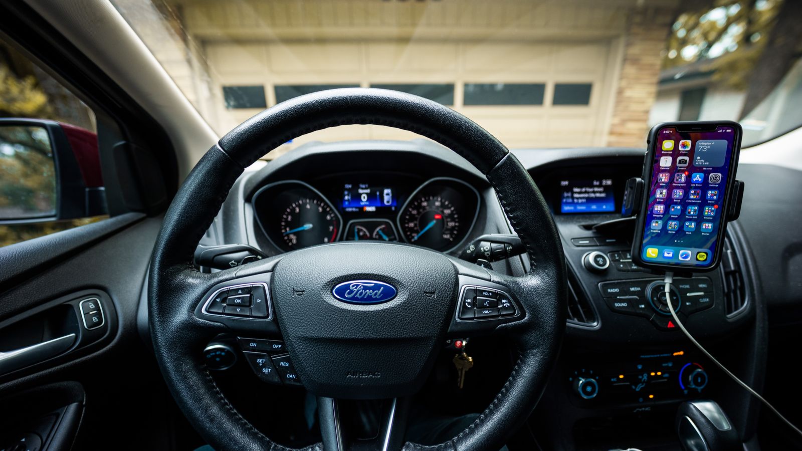 VCI-пристрій J2534 біля автомобіля Ford