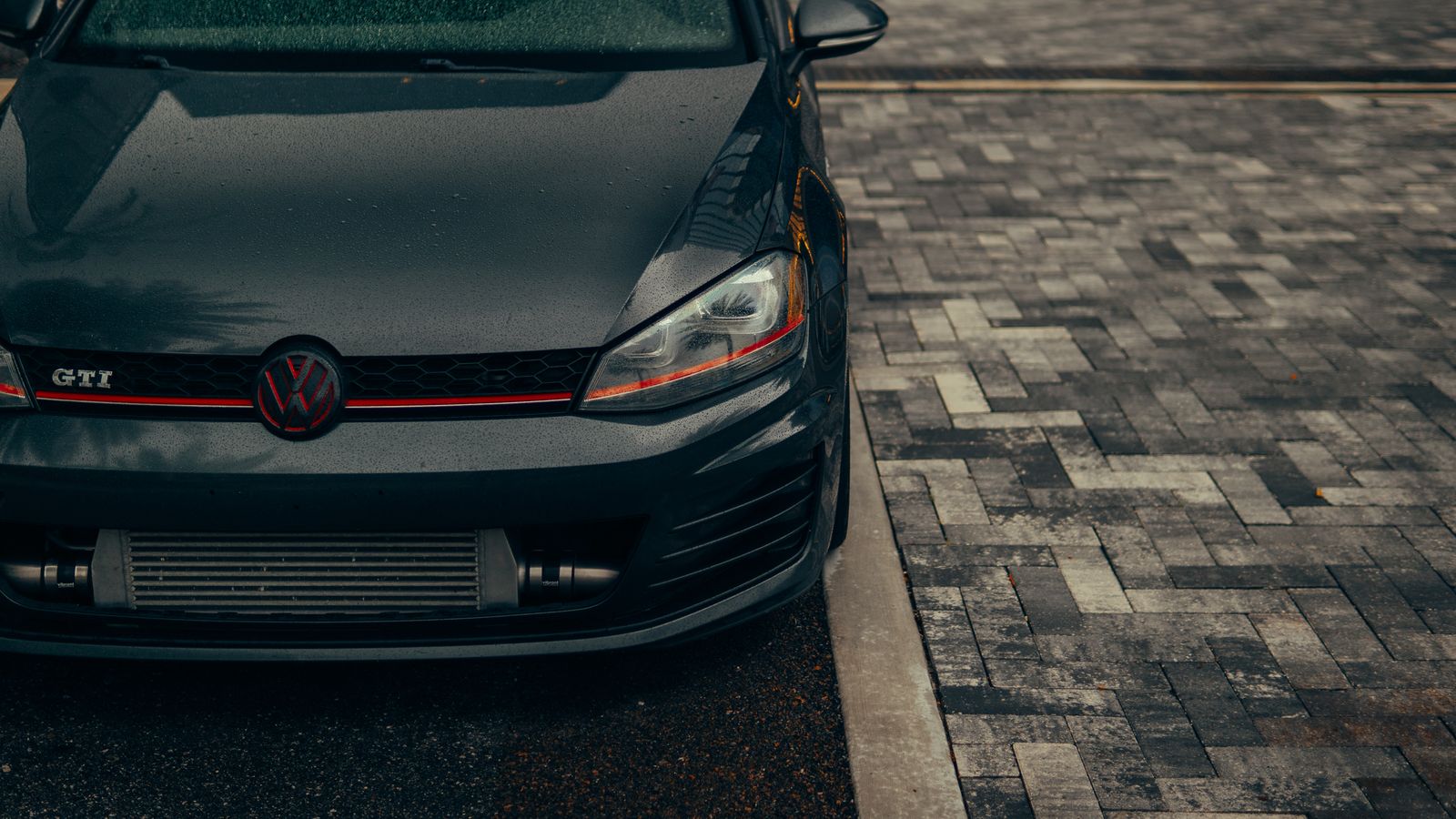 Схема розташування блоку SRS у моторному відсіку Volkswagen Golf 7
